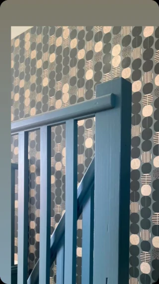 Vaak vergeten, maar bomvol potentie! Het trapgat is de plek om een statement te maken met kleur, behang of bijzondere verlichting. Waarom?! Omdat je er nooit lang blijft, kun je hier experimenteren met gedurfde keuzes zonder dat het overweldigend wordt! 🌈 
Klaar om jouw trapgat om te tovereb tot een stijlvolle en kleurrijk eyecatcher?!
#interieurontwerp #interieuradvies #kleuradvies #behang #trapgat #durftekleuren