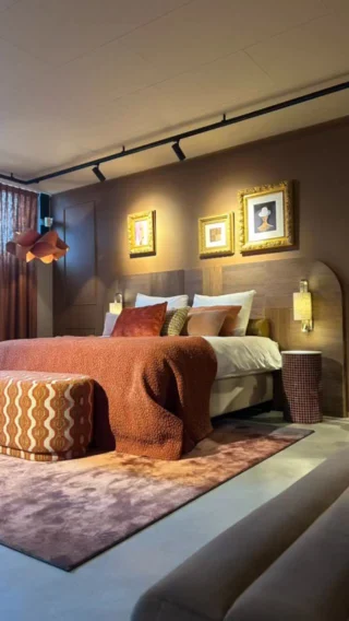 Gisteren op een kleinschalige interieurbeurs @hospitality_design_days geweest 🤩
Geen grote hallen, maar 15 standhouders, elk met hun eigen verhaal.
En samen één prachtig ontworpen hotelkamer waarin alle materialen samenkwamen.
Persoonlijke gesprekken, geen drukte, maar echte aandacht. Inspiratie.
Je voelde je geen bezoeker, maar een gast. 
Een persoonlijk welkom, goede koffie, een fijne lunch en een kleine attentie bij vertrek. De details die het verschil maken#
Dit was geen beurs — dit was een 5-sterren ervaring ⭐️⭐️⭐️⭐️⭐️
.
.
.
#hospitalitydesign #interieurinspiratie
#boutiquebeleving #designmetgevoel